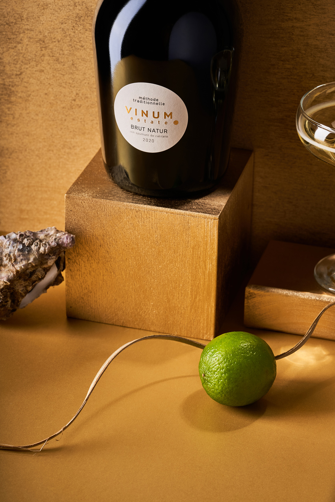 圆点符号为设计元素的起泡酒包装设计(图4)