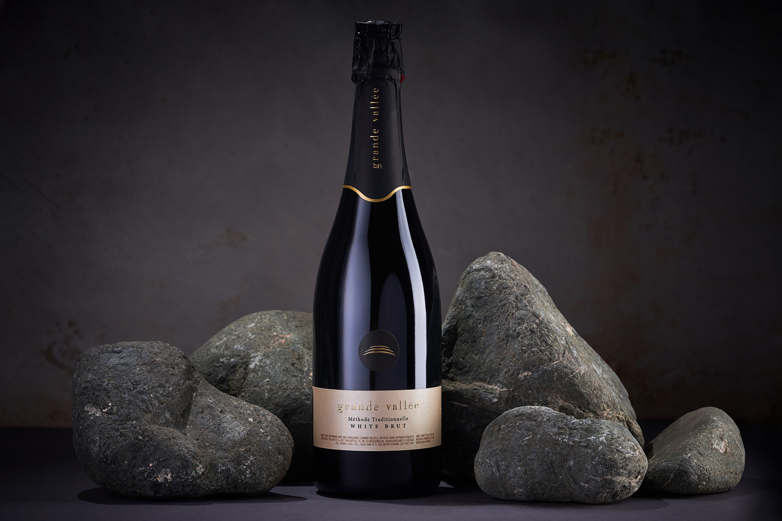 极简主义的起泡酒包装设计这样做(图1)