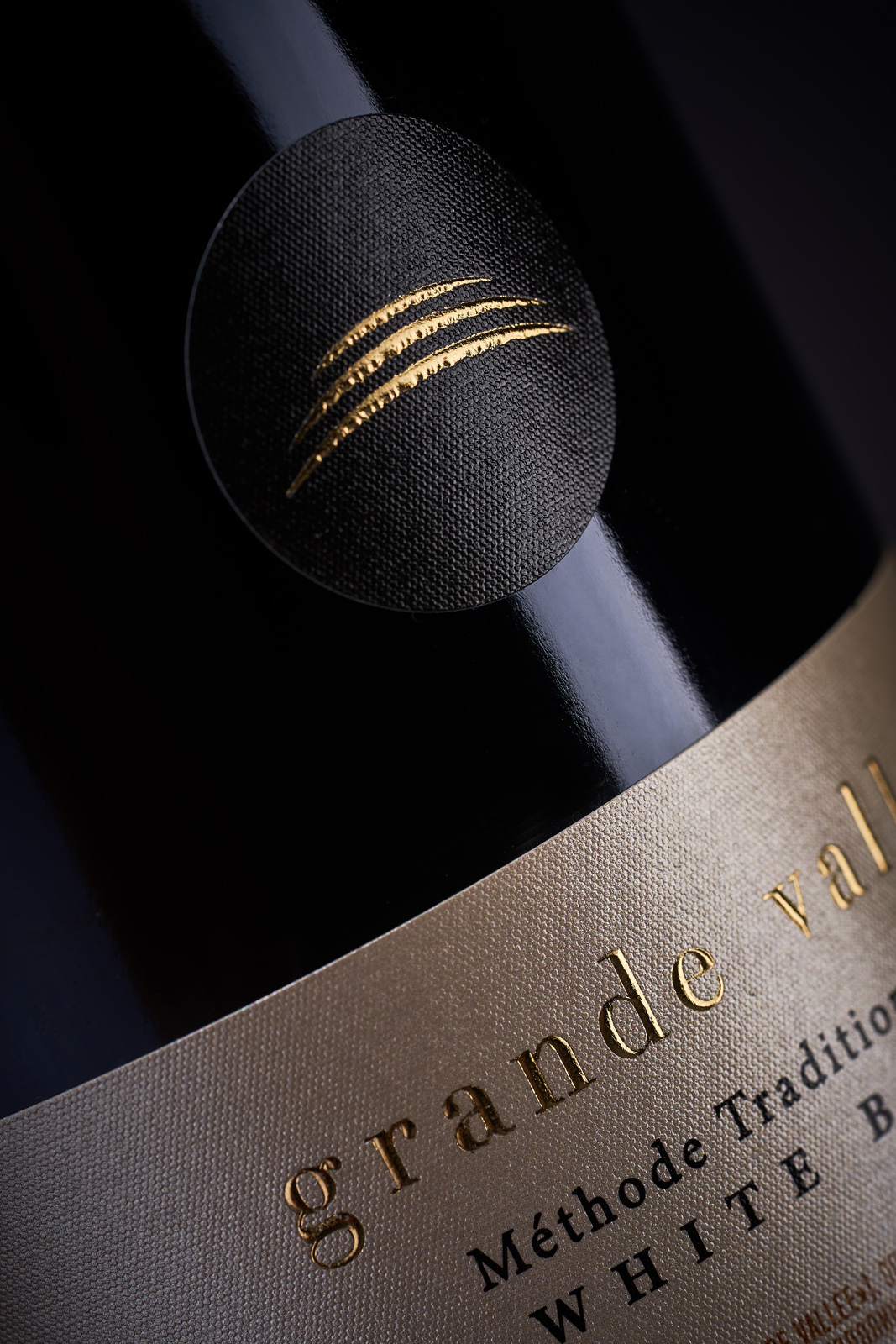 极简主义的起泡酒包装设计这样做(图2)