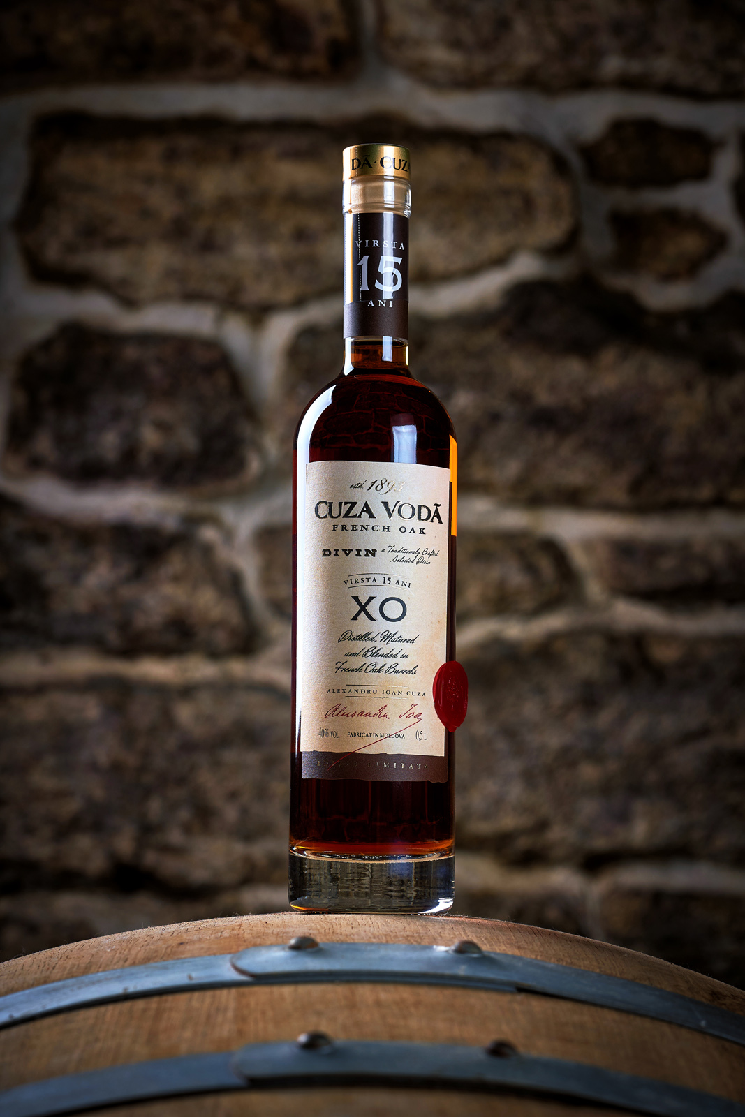 复古风格的白兰地酒包装这样设计(图2)