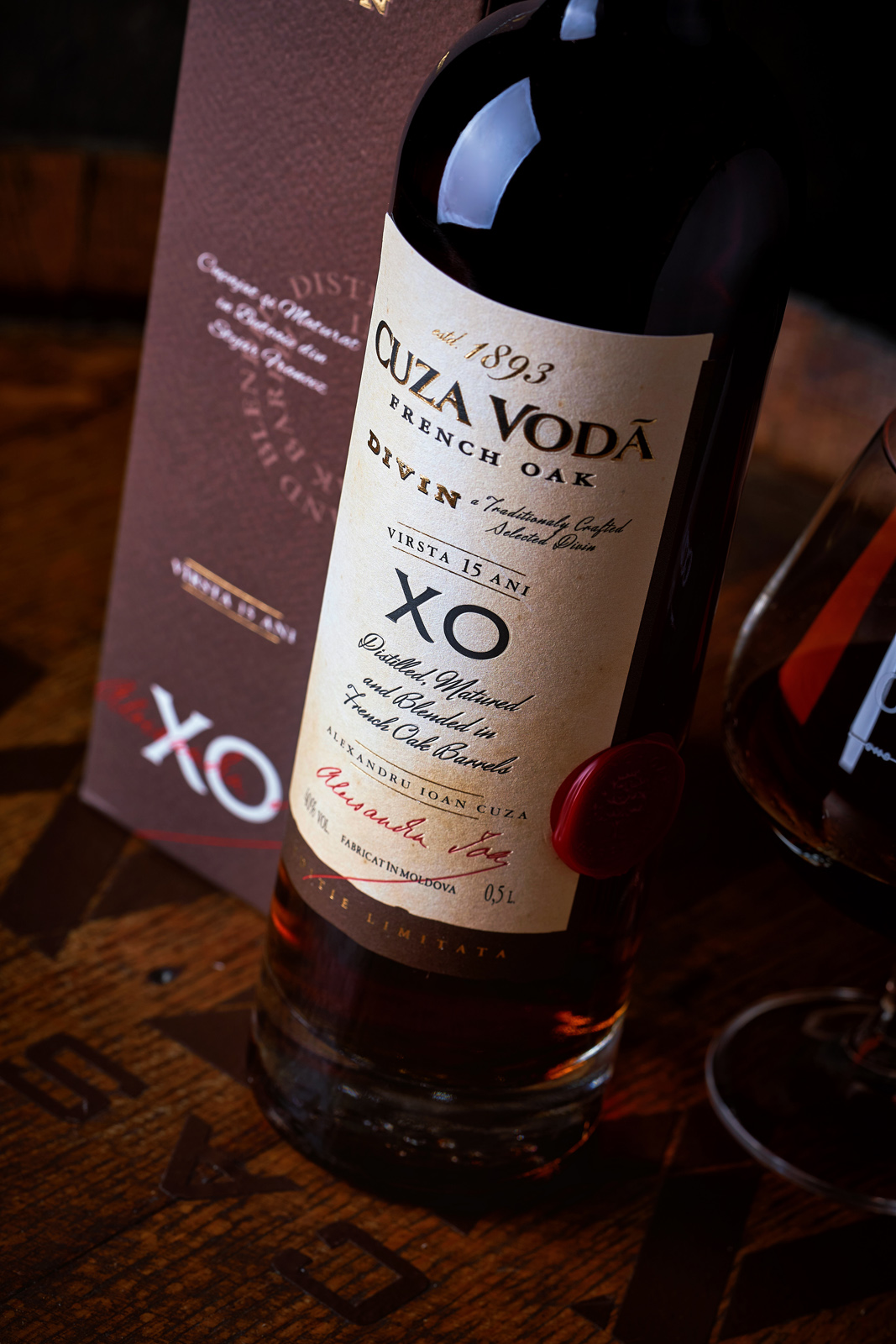 复古风格的白兰地酒包装这样设计(图4)