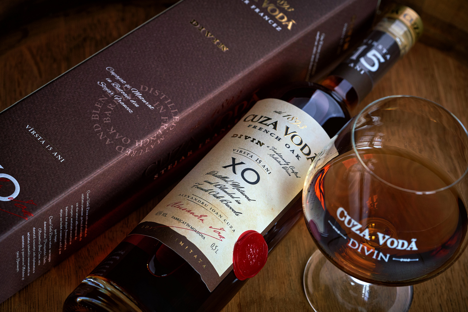 复古风格的白兰地酒包装这样设计(图1)